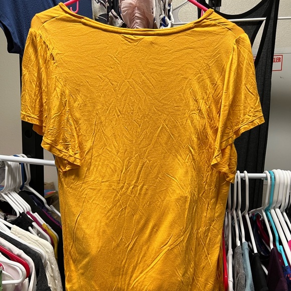 ✅4/$25✅ H&M Mustard Yellow Flutter Sleeve Maternity Tee - Picture 3 of 5